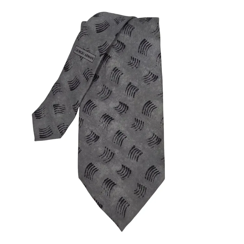 ARMANI COLLEZIONI MEN'S DESIGNER SILK TIE – GRAY WAVED PATTERN – 4” WIDTH